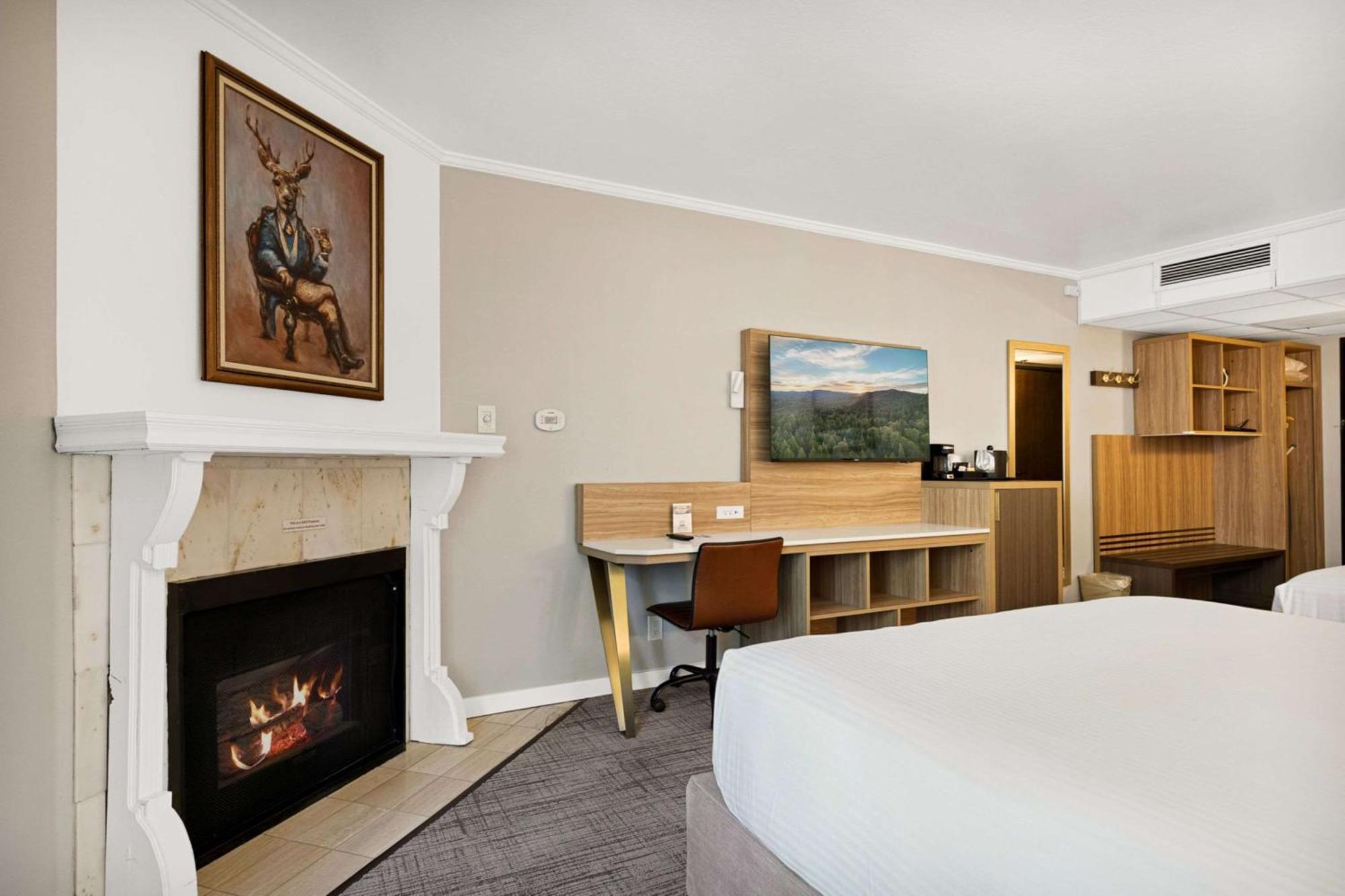 Queen Room with Two Queen Beds and Bath Tub - Disability Access/Non-Smoking