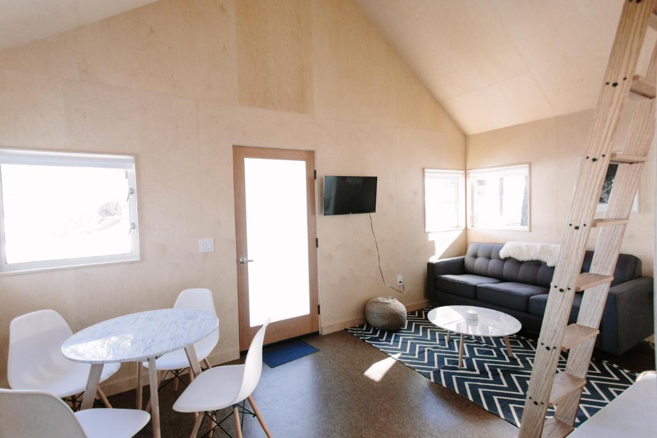 Sleep Inn / C2 1 bedroom cabin + loft + sleeper couch)