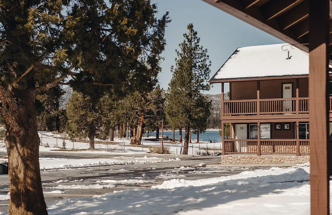 Vintage Lakeside Inn-1
